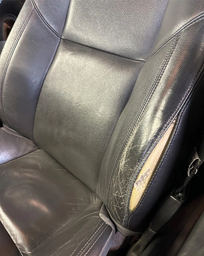 Før reparasjon av skadede bilsetetrekk