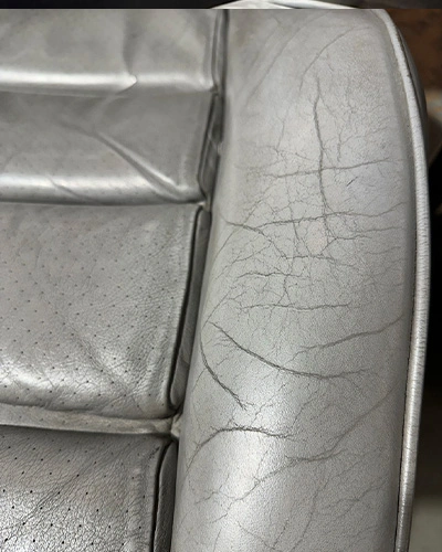 Før reparasjon av skadede bilsetetrekk